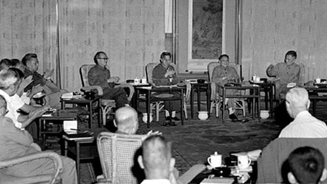 1977年8月４日，邓小平主持科学和教育工作座谈会，决定在当年恢复高考。