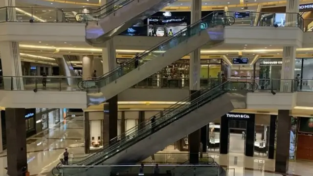 Salah satu pusat perbelanjaan di Jakarta yang sepi akibat pandemi Covid-19.