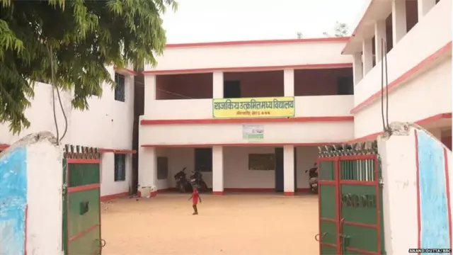 ગઢવાના કલેક્ટર રમેશ ધોલપના આદેશથી જિલ્લા શિક્ષણાધિકારી કુમાર મયંકભૂષણે સ્કૂલની મુલાકાત લીધી