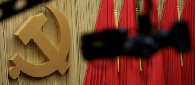 北京人民大会堂内的中国共产党党徽(18/10/2017)