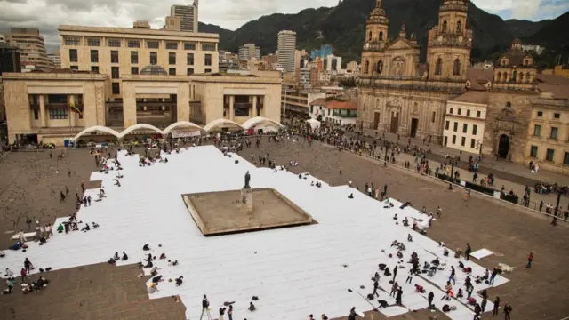 Instalación de Doris Salcedo.