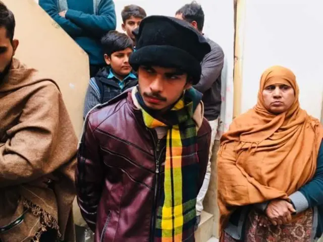 د ماشومې ورور ابوذر د خپل کور مخکې