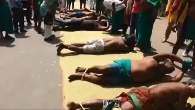 சாலையில் உருண்டு போராட்டம்