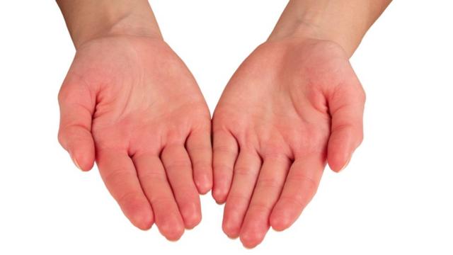 Сморщенные пальцы: почему кожа после душа съеживается и когда стоит беспокоиться