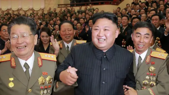 সফল পারমানবিক পরীক্ষার পর ২০১৭ সালে সামরিক কমান্ডারদের সাথে কিম জং আন।
