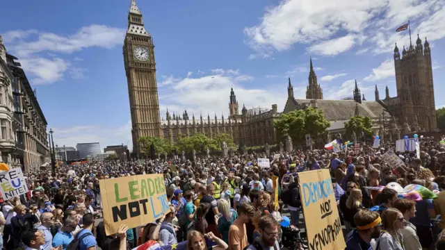 Miles de manifestantes frente al Parlamento en Londres