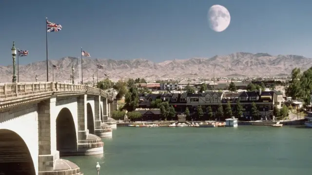 Con banderas británicas y estadounidenses: el Puente de Londres en Arizona.