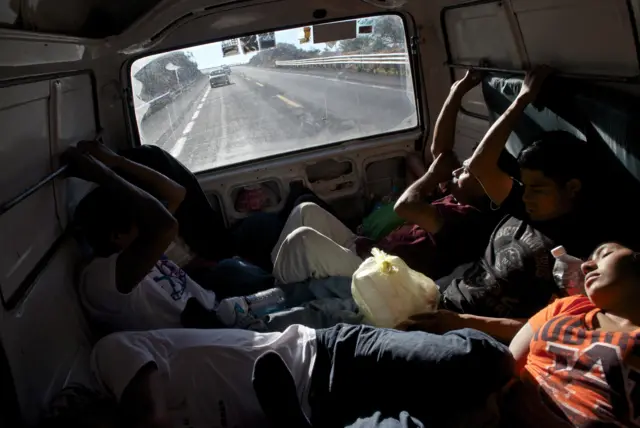 Migrantes en una camioneta
