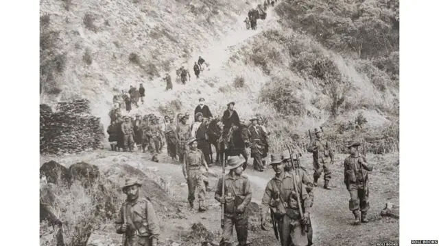 भारताच्या अरुणाचल प्रदेशात दलाई लामा आणि त्यांचे सहकारी