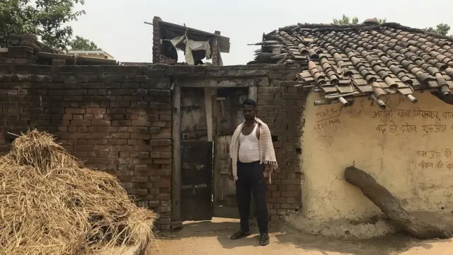 'बाथे नरसंहार' में 57 दलितों की हत्या हुई. अक्टूबर 2013 में पटना उच्च न्यायलय ने इस मामले में आरोपी सभी 23 लोगों को रिहा कर दिया. तस्वीर में पीड़ित महेश कुमार खड़े हैं जिनके परिवार के 4 सदस्य इस हत्याकांड में मारे गए