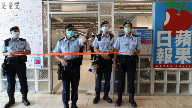 香港警察在將軍澳《蘋果日報》報社前拉起封鎖線（10/8/2020）