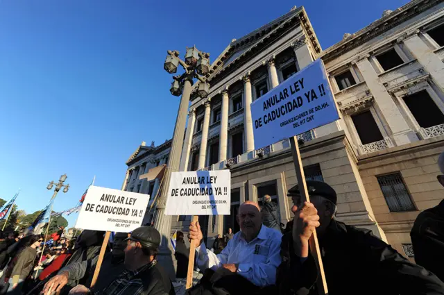 Manifestantes piden que se anule la Ley de Caducidad frente al Parlamento
