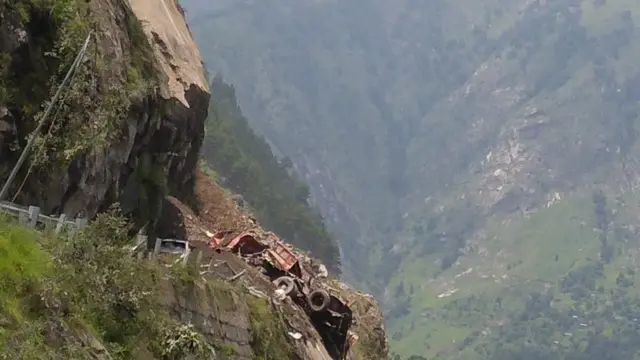 हिमाचलमा पहिरोले हानेको ट्रक