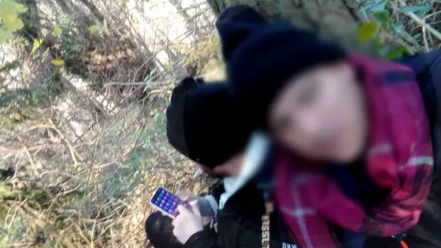 Двое молодых людей несколько дней бродили вдоль границы, по их словам, "словно первобытные кочевники"