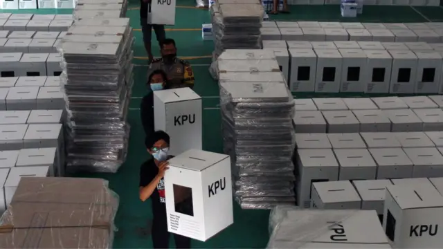 Petugas Panita Pemilihan Kecamatan (PPK) mempersiapkan logistik Pilkada Kota Tangerang Selatan 2020 di Pondok Aren, Tangeran Selatan, Banten, Rabu (2/12)