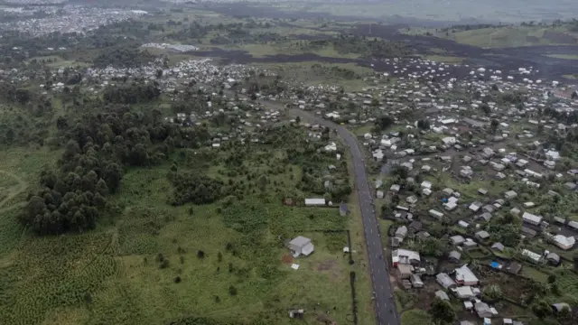 Vue aérienne générale de la route nationale 2 entre la ville de Goma et Kibati, à l'est de la République démocratique du Congo