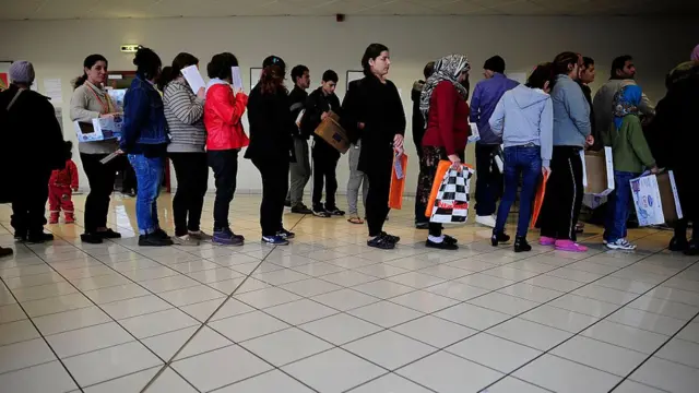 Migrantes y refugiados que buscan asilo en Alemania haciendo cola.