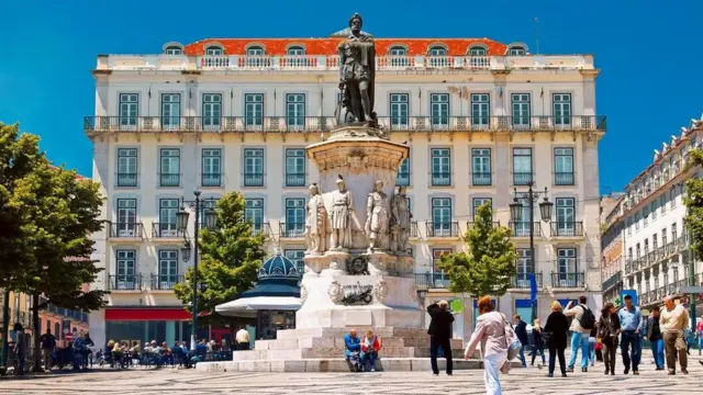 Площа Ларго-де-Камоенса в Лісабоні