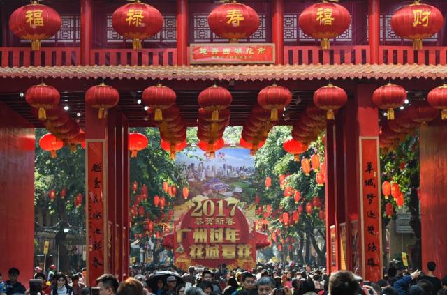 1月25日，廣州新年迎春花市開市。市民在廣州市越秀區西湖花市遊玩。