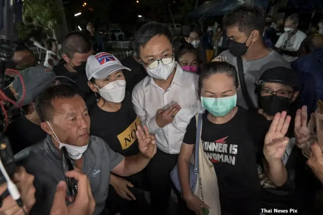 อานนท์ นำภา และคนที่ไปรอรับหน้าเรือนจำ
