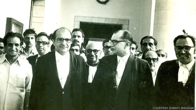 मशहूर वकील पालखीवाला के साथ कई अन्य वकील