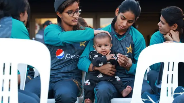 பிஸ்மா உலகக் கோப்பை போட்டிகளில் விளையாடும் போது குழந்தை பாத்திமா தனது பாட்டியுடன் நேரத்தை செலவிடுகிறார்