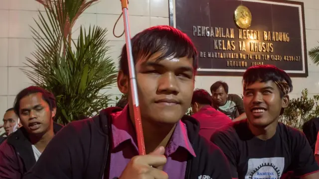 Sejumlah atlet yang tergabung dalam National Paralympic Comittee Indonesia (NPCI) Jawa Barat melakukan aksi menginap dan bertahan di Pengadilan Negeri Bandung, Jawa Barat, Kamis (12/7).