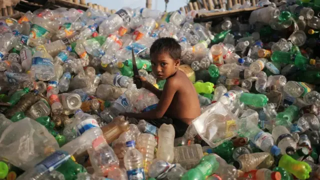 Est-ce que ce sont les entreprises qui fournissent des biens et des services ou les consommateurs qui créent la demande qui sont responsables des dommages environnementaux ?