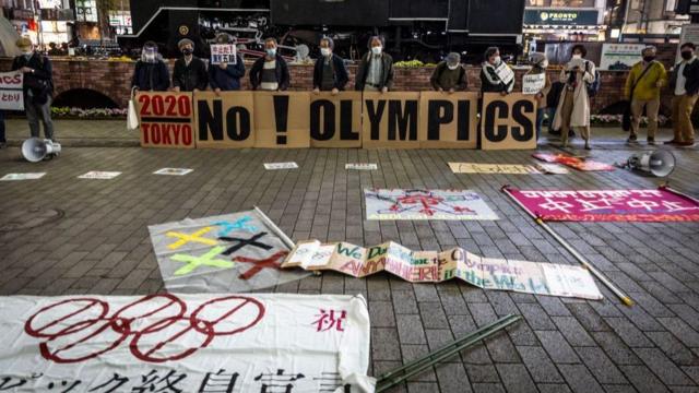 大约有55%的日本人仍然反对举办奥运会，他们担心此届赛事将变一次新冠病毒的超级传播事件。图为今年3月一场反对东京奥运会举办的示威。