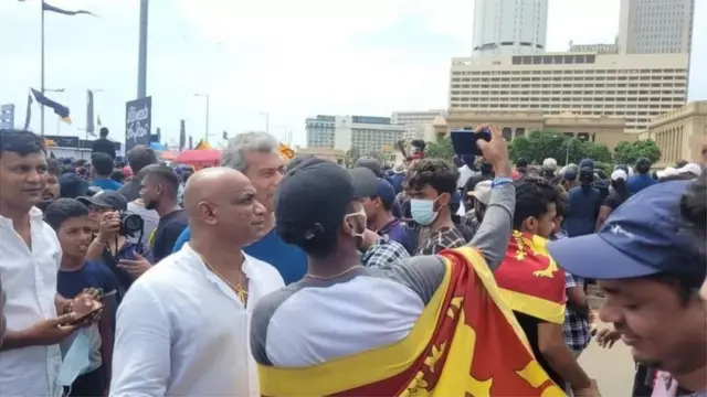 రోడ్డుపై ఆందోళనకారులతో శ్రీలంక మాజీ క్రికెటర్ జయసూర్య