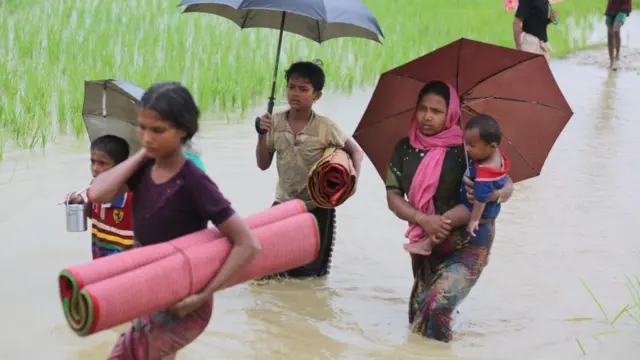 সামরিক বাহিনীর অভিযানের মুখে রোহিঙ্গাদের পালিয়ে আসতে হয়