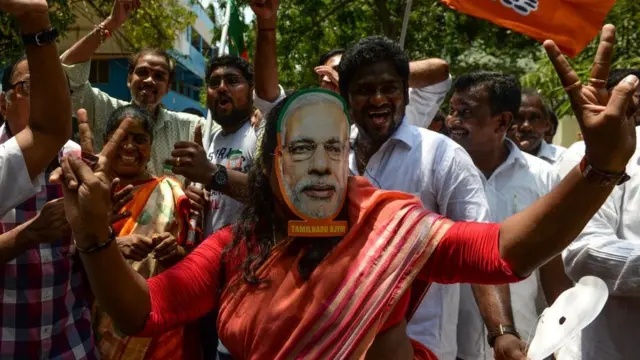 મોદી માસ્ક પહેરી જશ્ન મનાવતી મહિલા