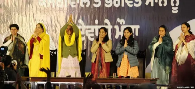 अपनी मां सुनीता केजरीवाल के साथ पंजाब में एक कार्यक्रम के दौरान हर्षिता