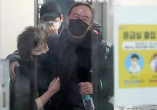 5일 오전 안동병원에서 작업자를 만난 가족들이 부둥켜안고 생환을 기뻐하고 있다