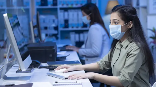 ऑफ़िस में काम करती महिला