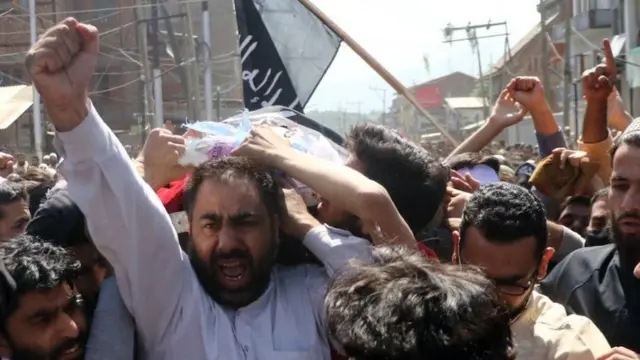 વિરોધ કરી રહેલા પ્રદર્શનકારીઓ