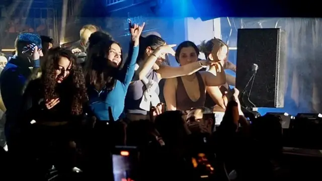 فتيات يرقصن في حفل موسيقي