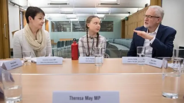 Greta Thunberg junto a Caroline Lucas y Jeremy Corbybn