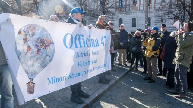 Göçmenlere yardım eden örgütler, İtalyan hükümetine limanların 49 göçmene açılması çağrısında bulunuyor.