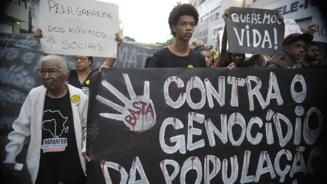 Ativistas protestam contra genocídio da população negra no Brasil