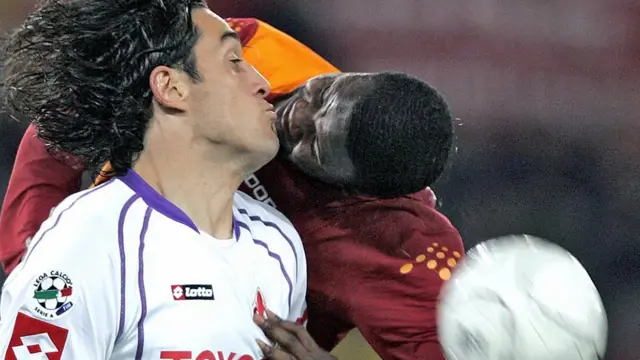 در این تصویر به نظر می‌رسد تونی و کافور در میانه نبرد برای تصاحب توپ قصد بوسیدن یکدیگر را دارند