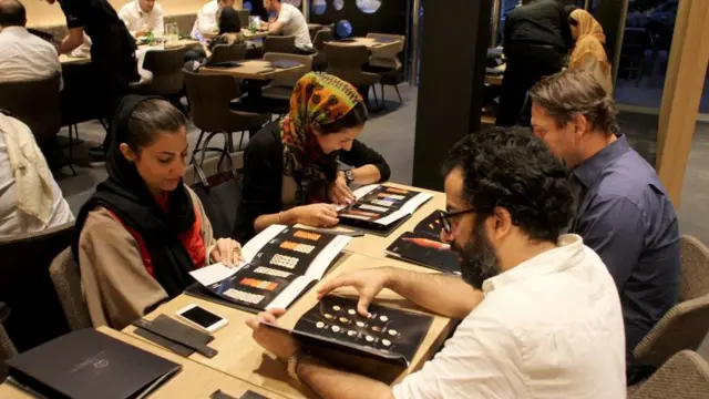 રેસ્ટોરેન્ટમાં મેન્યૂ જોતા લોકો