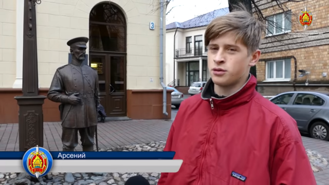 16-летний Арсений извиняется перед памятником, кадр из видео МВД Беларуси