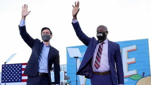 Jon Ossoff (izq.) y Raphael Warnock durante la campaña por el Senado