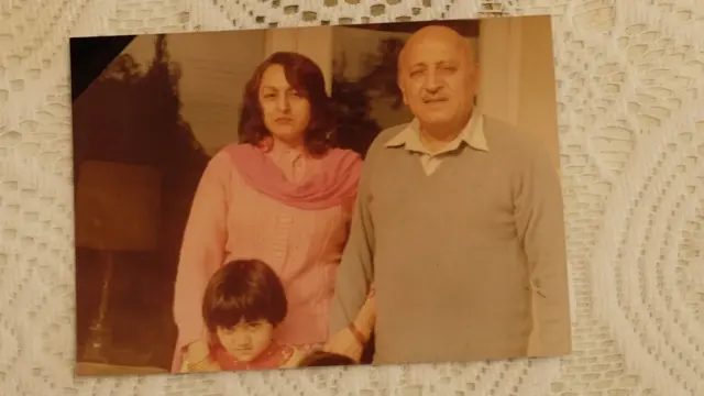 Agha Raza iyo xaaskiisa