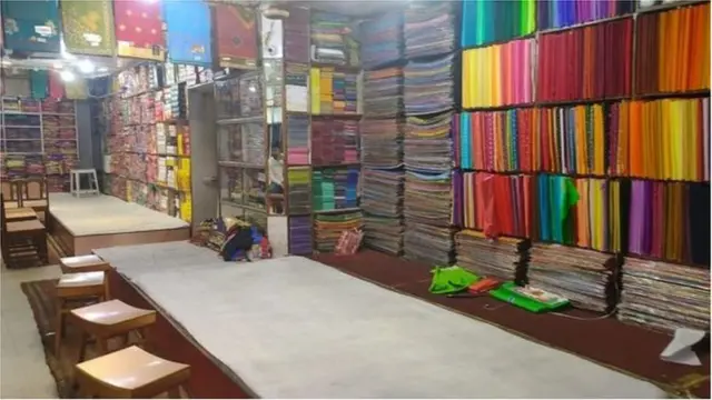 નેપાળી ગ્રાહકોની રાહ જોતી દુકાનો