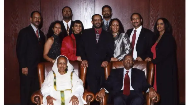 ስድራቤት ኣቦይ ኣለም መሓረና - ኣብ ሰማንያታት ኣብ ሕ.መ.ኣ.ዝተሳእልዎ ስእሊ