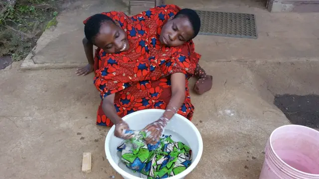 Katika maisha yao kutegemeana ndio jambo kubwa, na kawaida. Kwa mfano Maria akitaka kwenda chooni atamjulisha mwenzie na vivyo hivyo kwa Consolata.