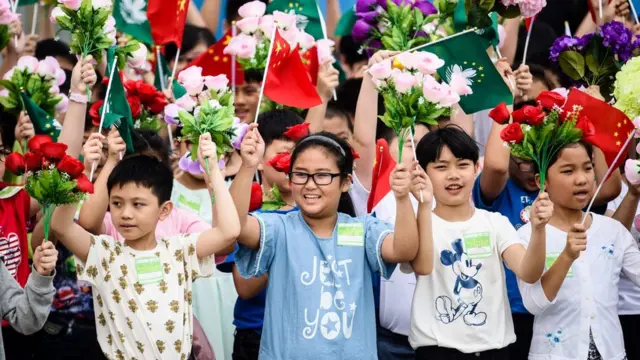 澳门儿童在机场停机坪欢迎张德江(8/5/2017)