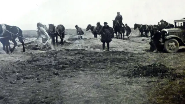 Вывоз грунта из русла канала, все работы проводятся под надзором специального уполномоченного работника органов